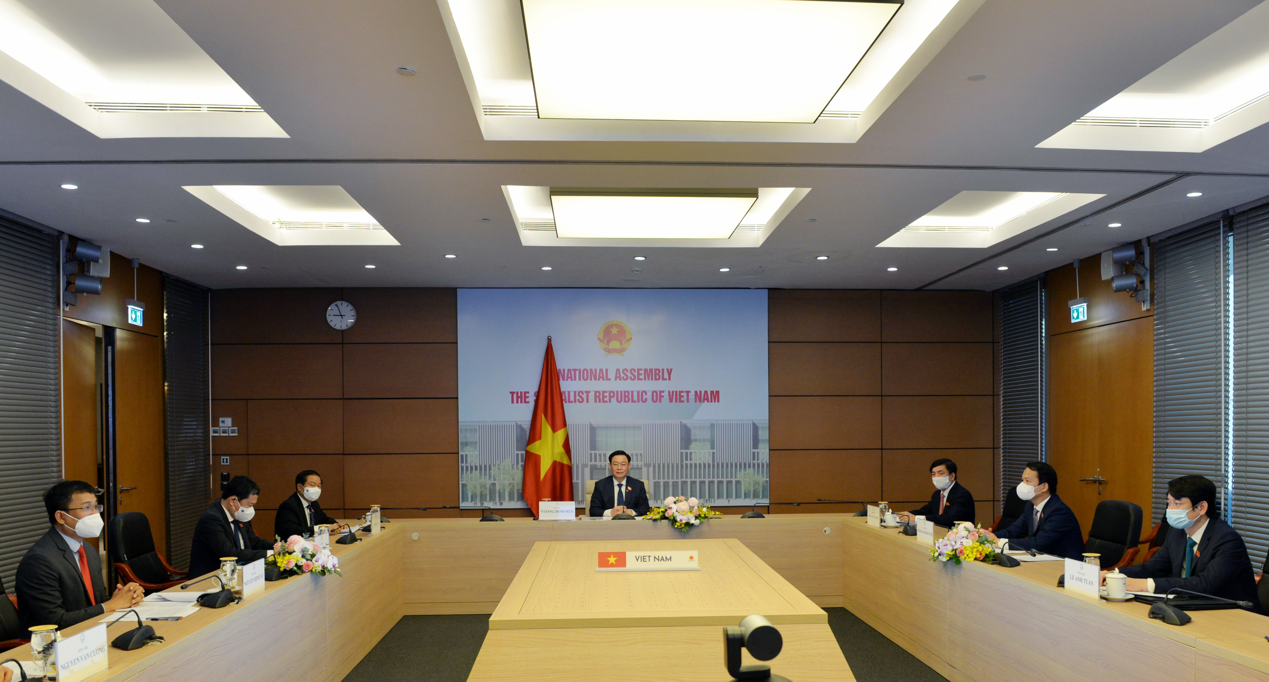 Chủ tịch Quốc hội Vương Đình Huệ hội đàm trực tuyến với Chủ tịch Nhân đại Trung Quốc